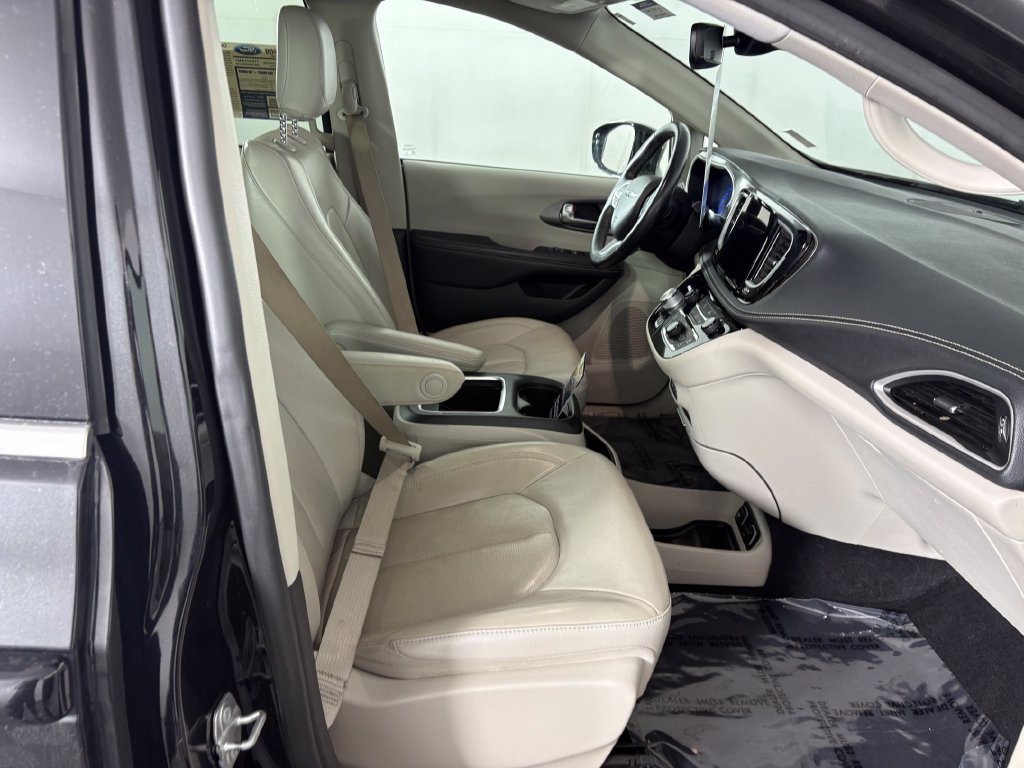 Used 2021 Chrysler Pacifica Touring-L AWD/4WD image 36