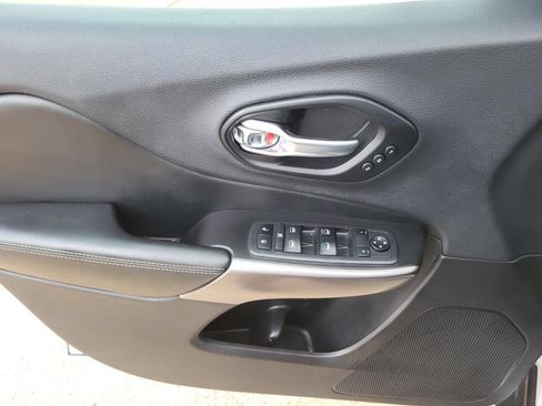 Used 2019 Jeep Cherokee Limited FWD image 18