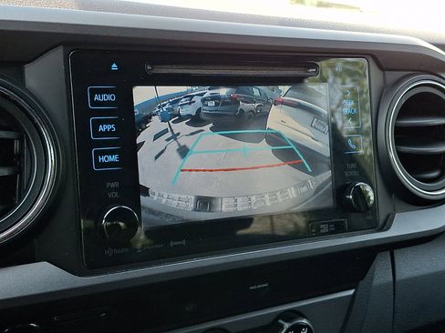 Used 2018 Toyota Tacoma TRD Sport AWD/4WD image 17