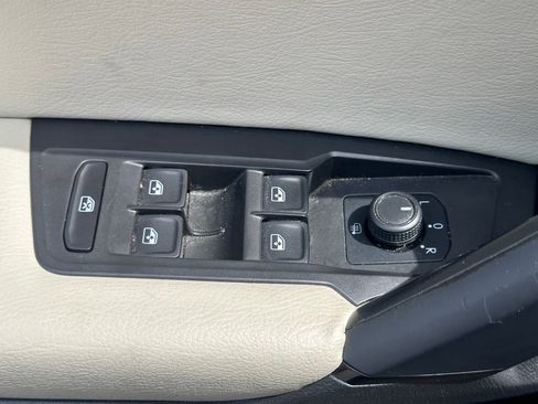 Used 2019 Volkswagen Tiguan S image 23