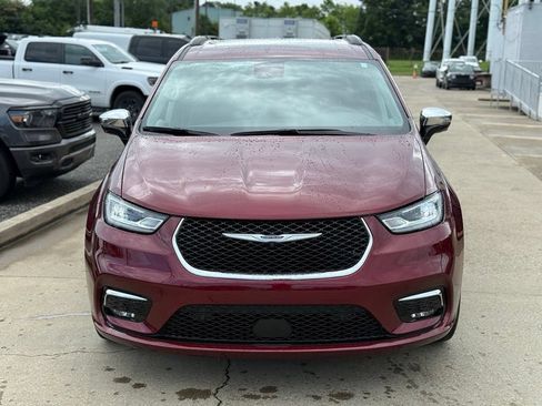 Used 2023 Chrysler Pacifica Limited w/ Uconnect Theater Family Group AWD/4WD image 3