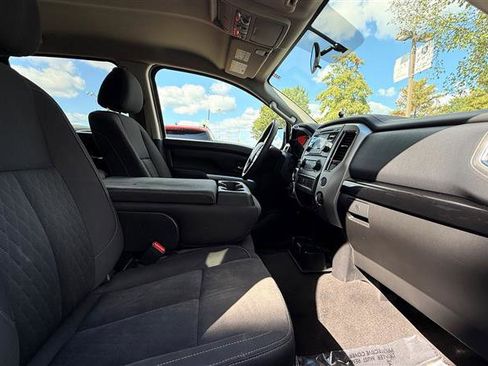 Used 2017 Nissan Titan SV image 25