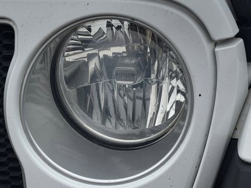 Used 2018 Jeep Wrangler Unlimited Sahara image 9