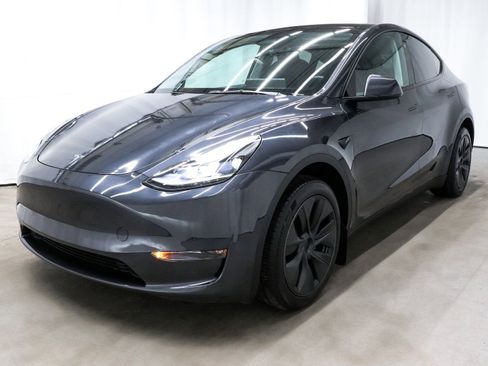 Used 2024 Tesla Model Y Long Range image 3