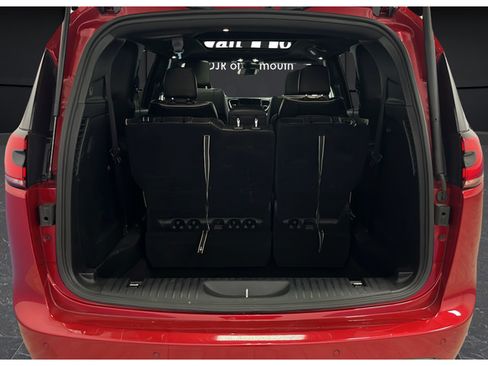 Used 2025 Chrysler Pacifica Limited FWD image 37