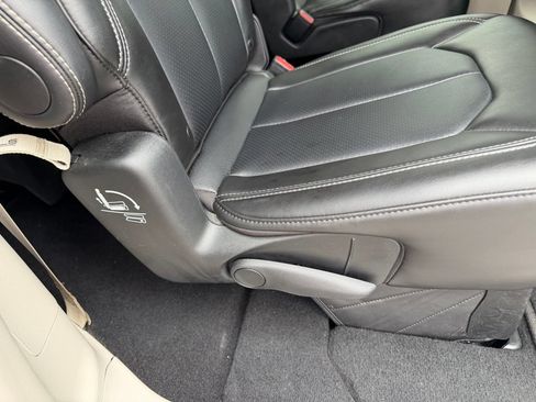 Used 2024 Chrysler Pacifica Touring-L FWD image 34