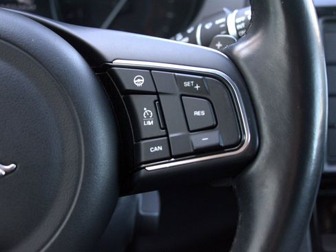 Used 2018 Jaguar F-PACE Premium image 24