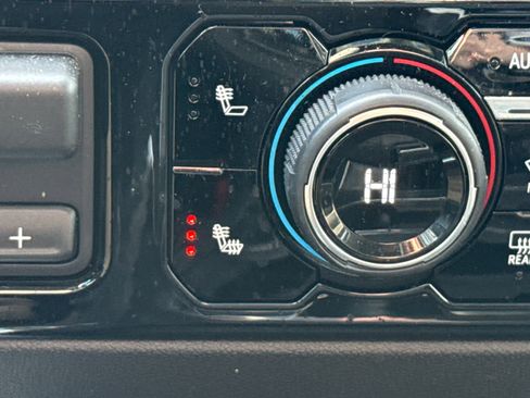 Used 2024 Chevrolet Silverado 2500 LT w/ Convenience Package image 18