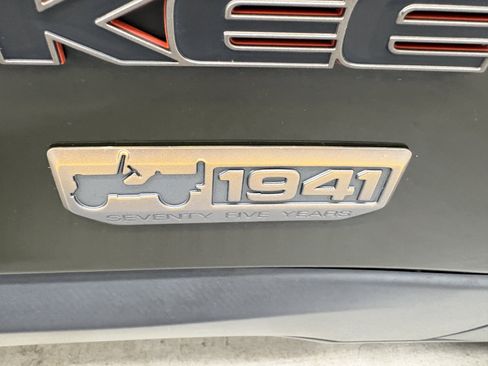 Used 2017 Jeep Cherokee Latitude w/ Cold Weather Group AWD/4WD image 26