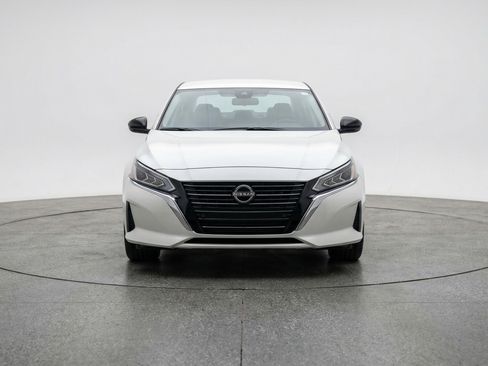 Used 2025 Nissan Altima 2.5 SV FWD image 2