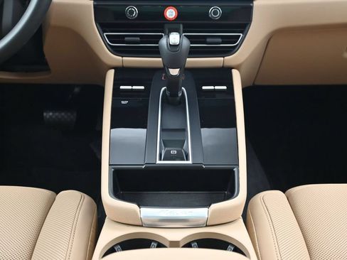 Used 2026 Porsche Macan AWD/4WD image 10