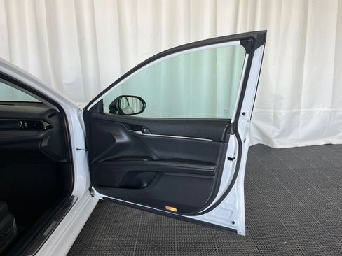 Used 2021 Toyota Camry XLE FWD image 19