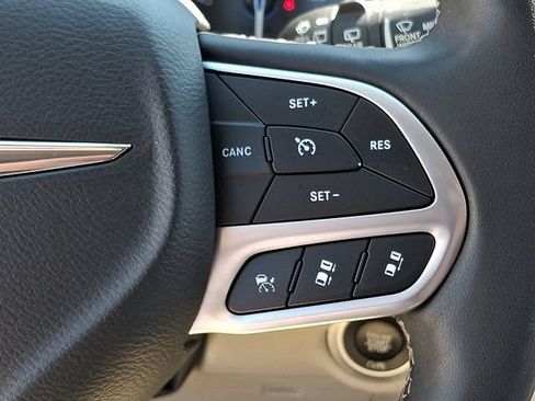 Used 2024 Chrysler Pacifica Touring-L FWD image 24