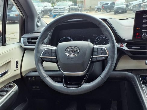 Used 2022 Toyota Sienna Limited FWD image 12