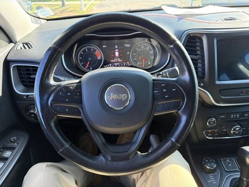 Used 2019 Jeep Cherokee Trailhawk AWD/4WD image 17