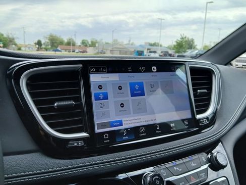 New 2026 Chrysler Pacifica Select w/ S Appearance Package FWD image 22