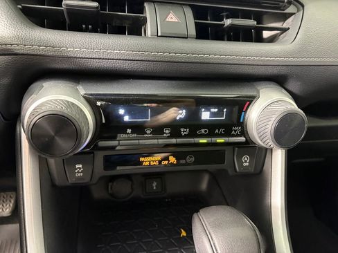 Used 2021 Toyota RAV4 LE image 19