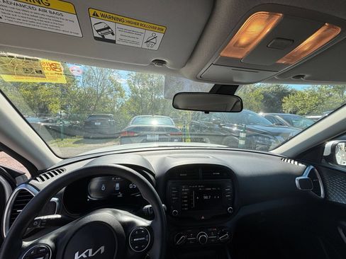 Used 2025 Kia Soul LX w/ LX Technology Package FWD image 31
