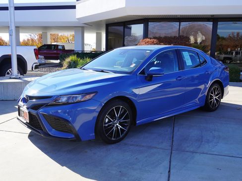 Used 2024 Toyota Camry SE image 4