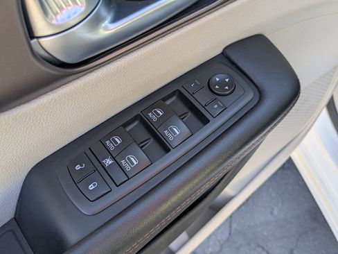 Used 2018 Chrysler Pacifica Touring-L Plus image 15