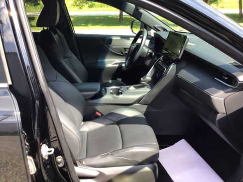 Used 2022 Toyota Venza XLE AWD/4WD image 25