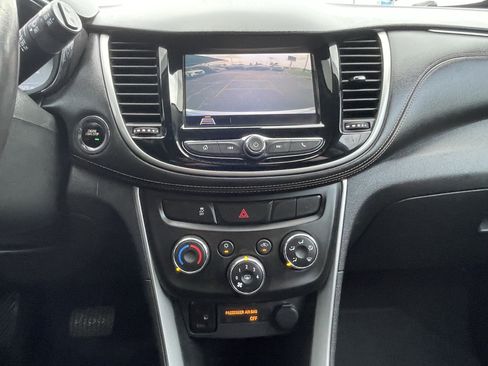 Used 2018 Chevrolet Trax LT w/ LT Convenience Package FWD image 29