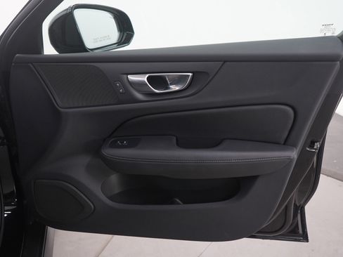 Used 2025 Volvo V60 B5 Cross Country Plus image 12