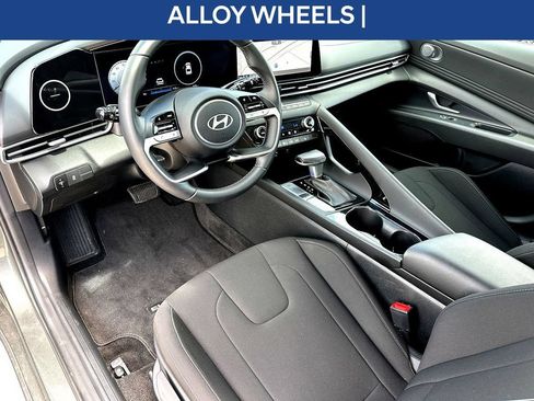 Used 2024 Hyundai Elantra SEL w/ Convenience Package FWD image 16