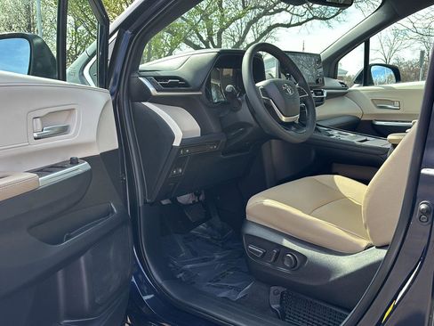 Used 2024 Toyota Sienna XLE image 2