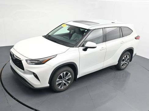 Used 2022 Toyota Highlander XLE AWD/4WD image 23