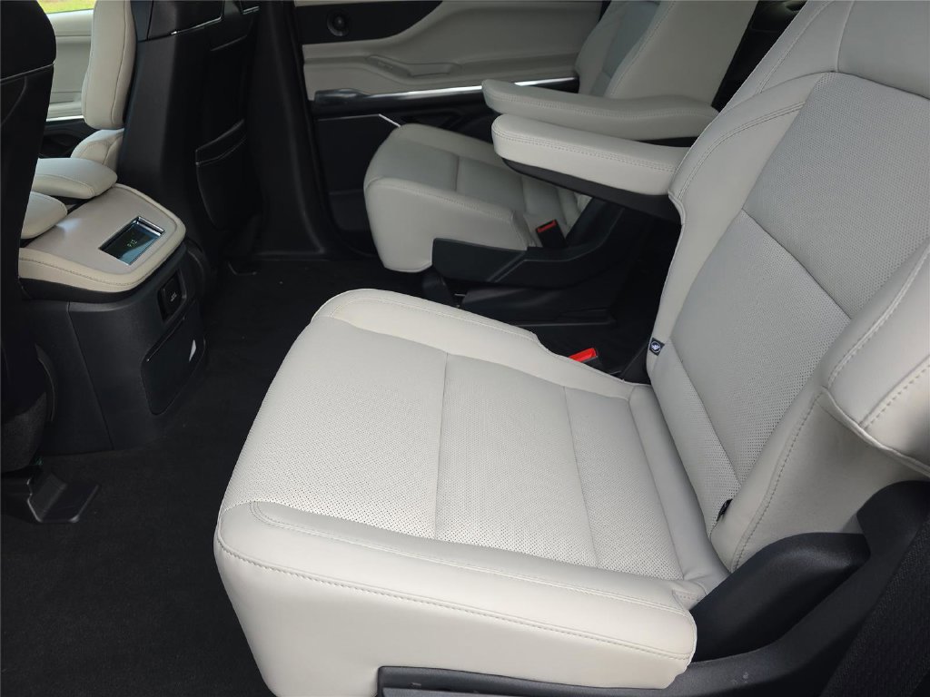 New 2026 Lincoln Navigator Premiere AWD/4WD image 15
