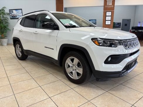 Used 2022 Jeep Compass Latitude w/ Convenience Group FWD image 3