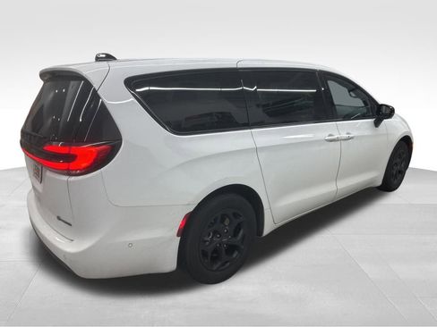 Used 2024 Chrysler Pacifica Select image 19