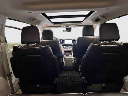 Used 2024 Chrysler Pacifica Limited FWD image 31