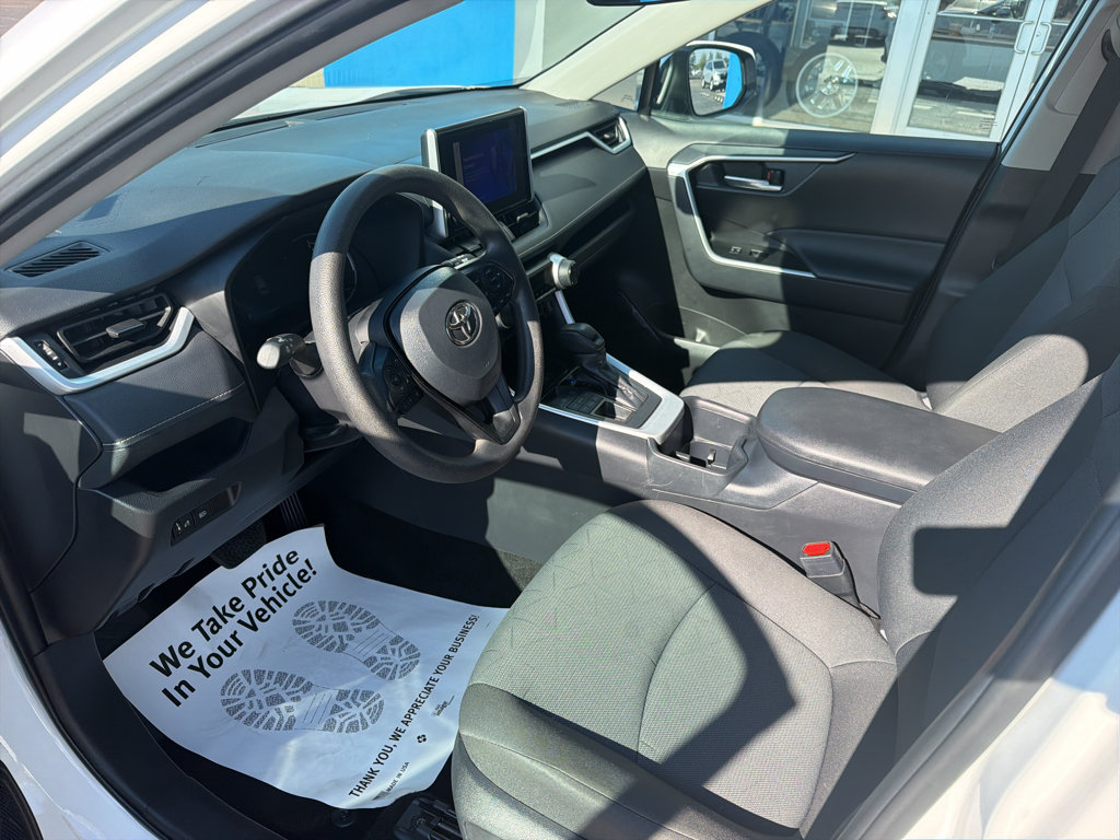 Used 2025 Toyota RAV4 XLE AWD/4WD image 9