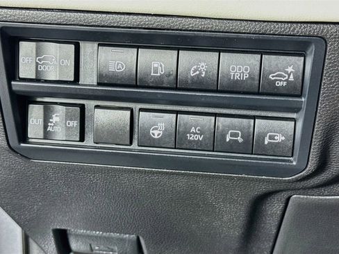 Used 2025 Toyota Sequoia Capstone AWD/4WD image 15
