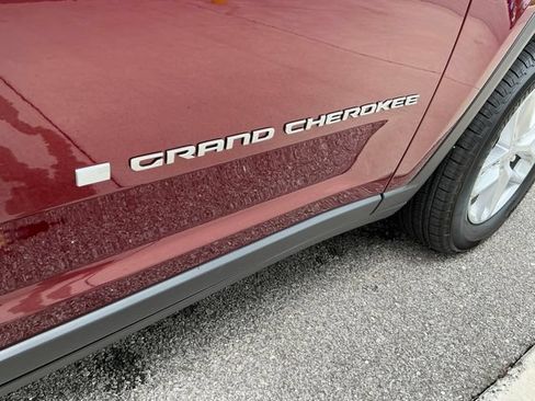 Used 2026 Jeep Grand Cherokee Laredo X AWD/4WD image 9