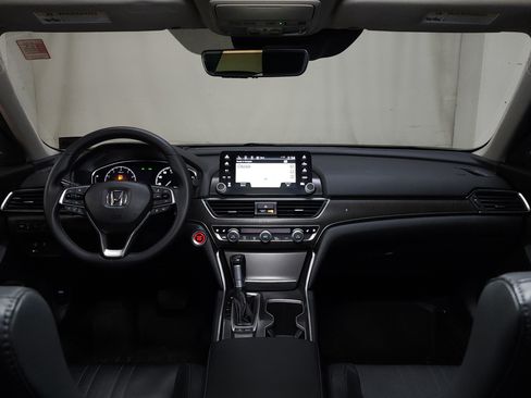 Used 2018 Honda Accord Touring image 26