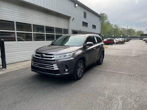 Certified 2019 Toyota Highlander XLE image 1