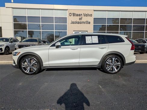 Used 2025 Volvo V60 B5 Cross Country Plus image 3