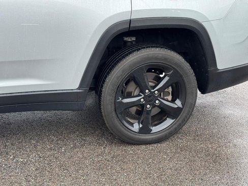 Used 2023 Jeep Grand Cherokee L Laredo image 9