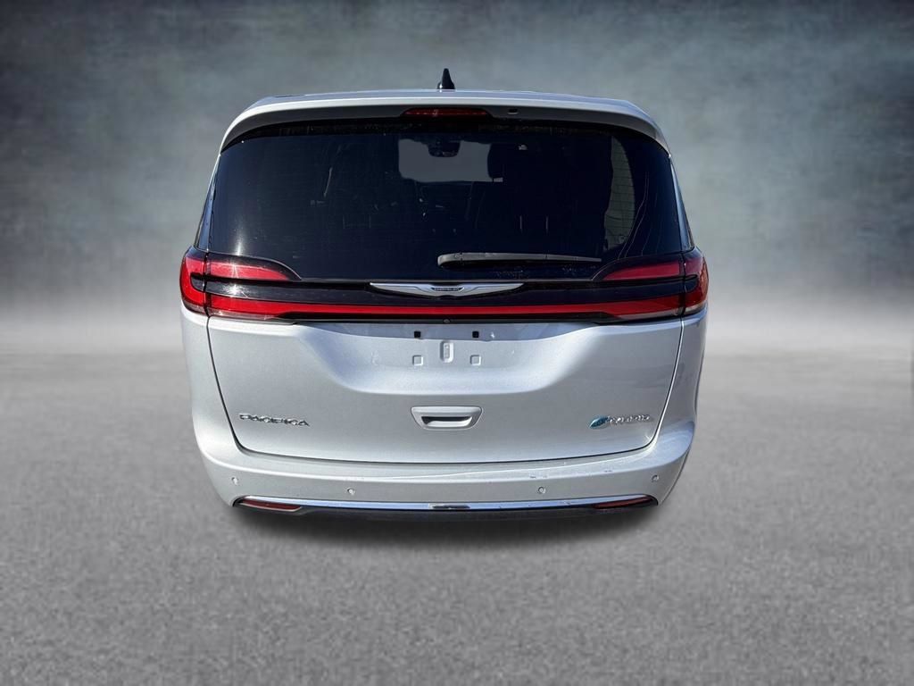 Used 2023 Chrysler Pacifica Touring-L FWD image 4