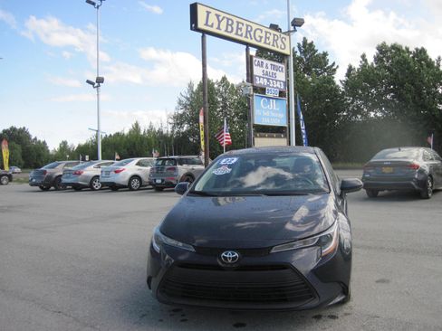 Used 2023 Toyota Corolla LE image 2