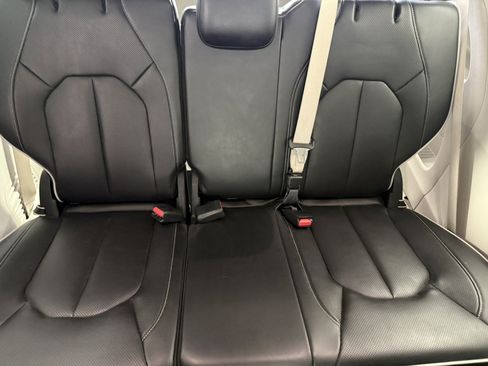 Used 2024 Chrysler Pacifica Limited FWD image 15