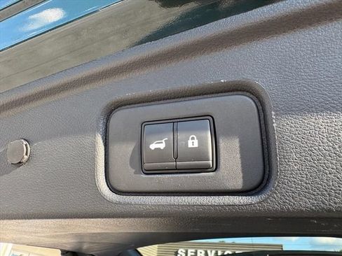 Used 2025 Nissan Pathfinder SL FWD image 11