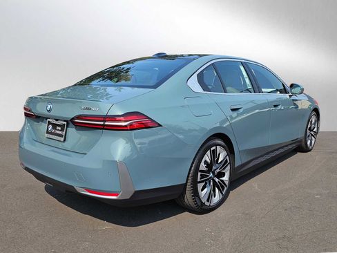 Used 2026 BMW i5 eDrive40 image 3