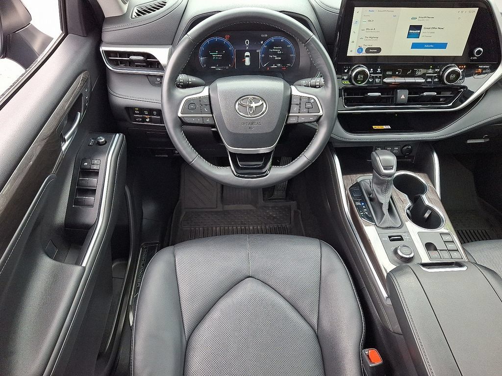 Used 2025 Toyota Highlander Platinum AWD/4WD image 13
