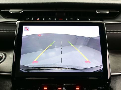 Used 2023 Jeep Grand Cherokee Limited image 19