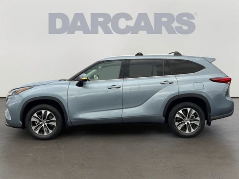 Used 2022 Toyota Highlander XLE image 3