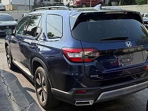Used 2025 Honda Pilot Touring image 4
